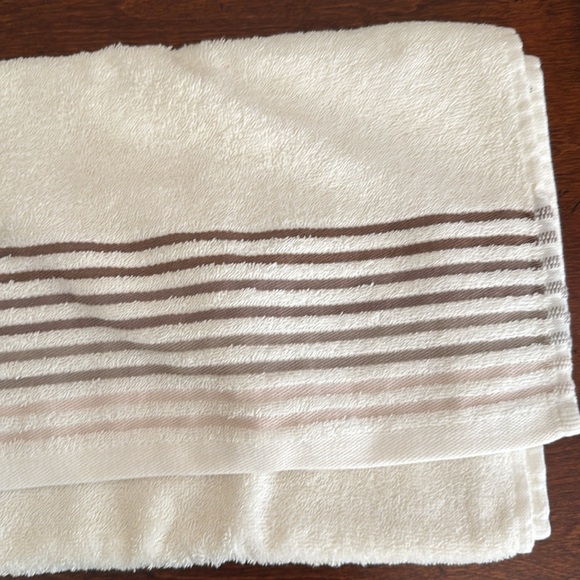 NWT Beige Striped Bath Towels! - Picture 13 of 16